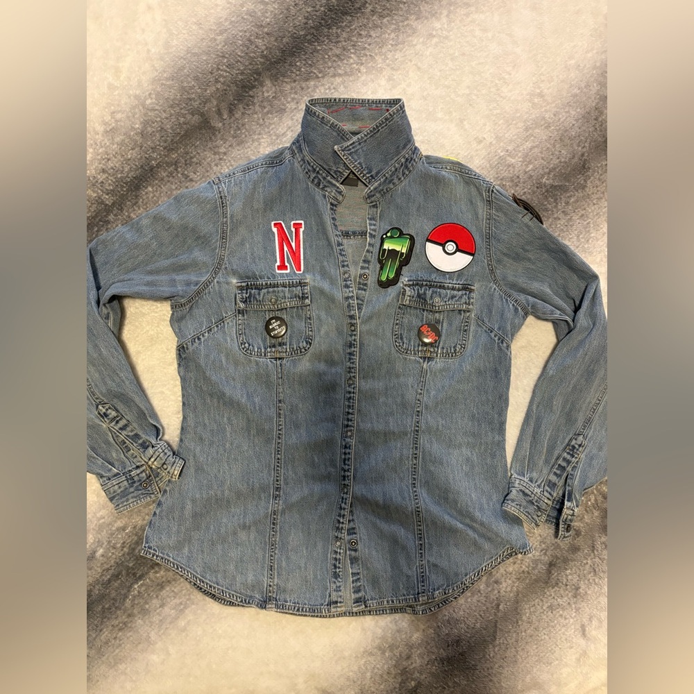 (B2) Women's Van Heusen Custom Themed Patches Denim Jean Shirt Top M